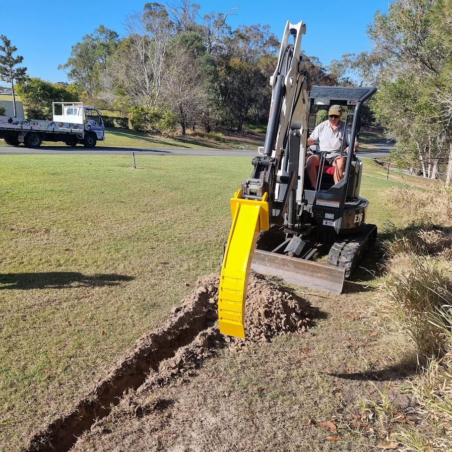 Banana Bucket for DEEP NARROW Trenching
