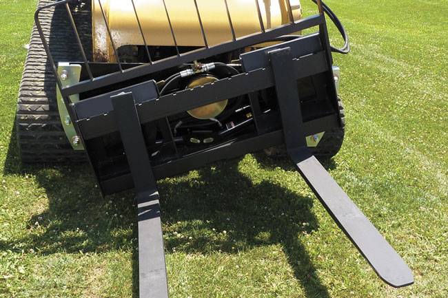 Earthquake Tilt Attach for Skid Steer Loaders Earthmoving Warehouse